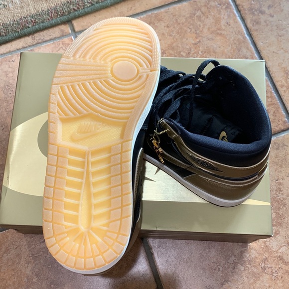 Jordan 1 Retro High OG "Black And Gold" Men's shoe - Picture 13 of 15